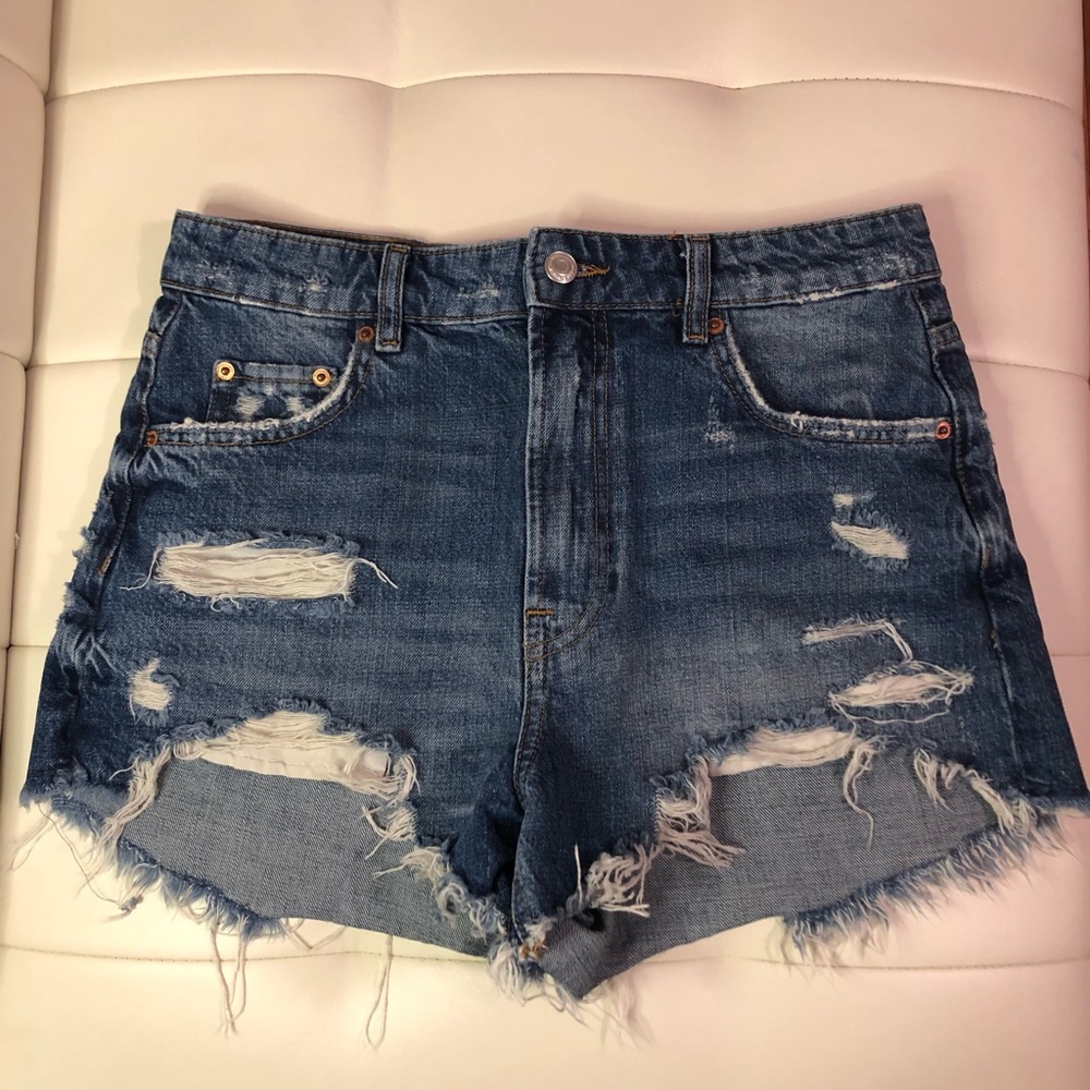 Zara women’s distressed jean shorts size 6.